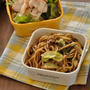 週半ばはラクチンに麺弁当で♪スタミナ満点焼きそばとサラダのお弁当