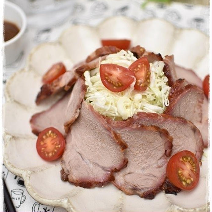 白い花型のお皿に盛られた千切りキャベツと中華風焼き豚