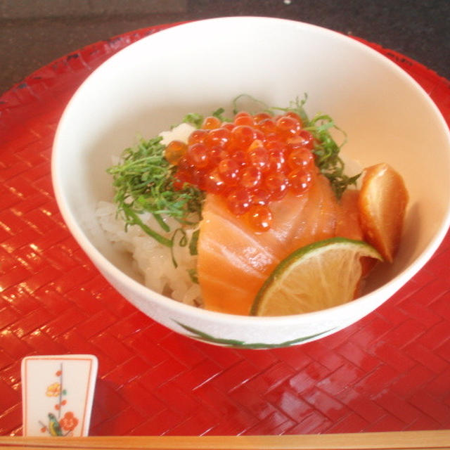 いくら丼とロシア風ブリーニ