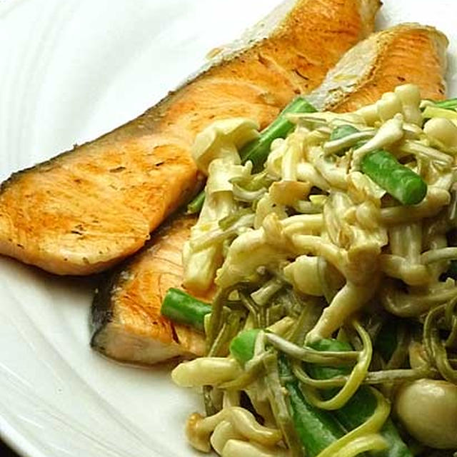 サーモンソテー、エッグパスタ添え