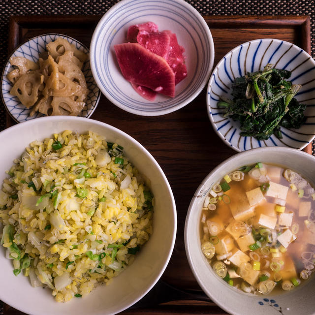 白菜とじゃこの焼き飯　カブネギと豆腐の味噌汁
