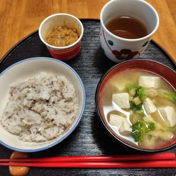 納豆ご飯と豆腐の味噌汁