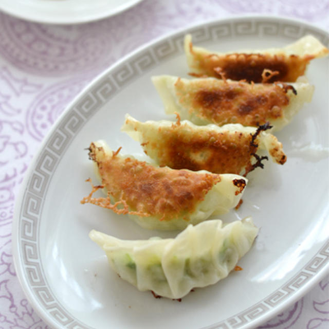 いつもの皮なのに～もちカリっ！餃子。と、美味しいたれで野菜鍋の晩ご飯。