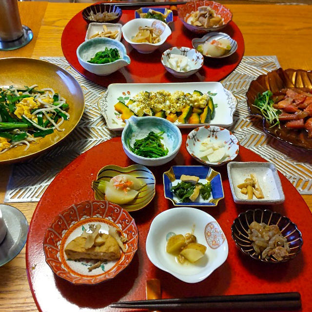 漬け刺身盛り合わせ、にらもやし玉、蒸しかぼちゃの玉子ソース、小鉢８品で晩酌