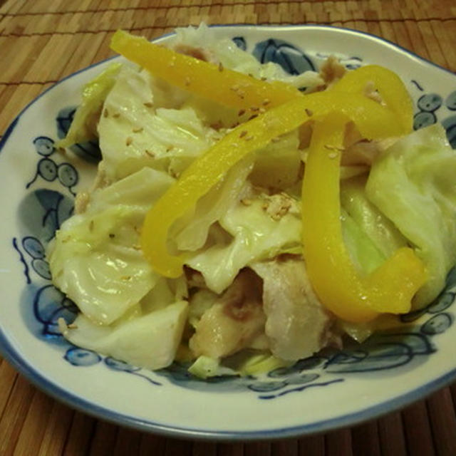 フライパンでキャベツと豚肉の蒸し焼き