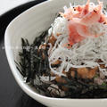 生桜海老乗せ釜揚げシラス丼。