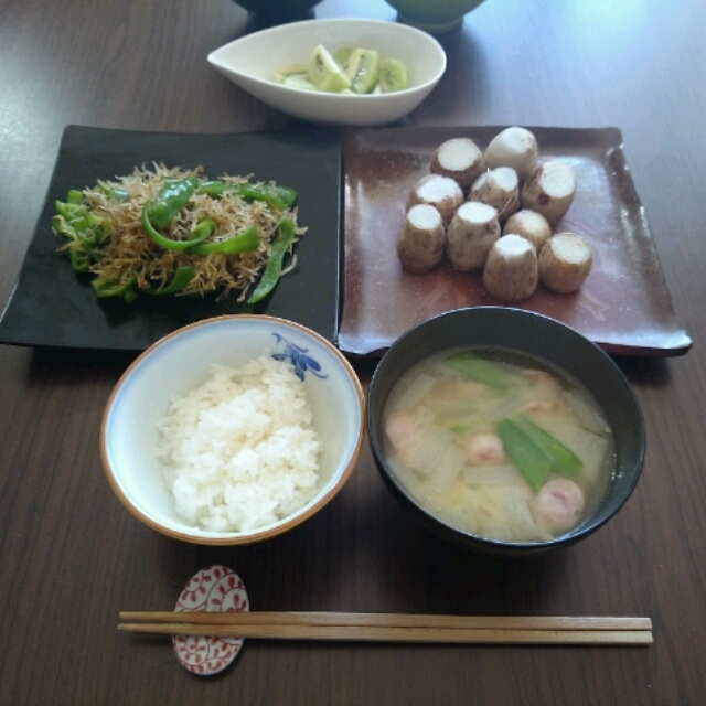 ■じゃことピーマンの甘辛炒め煮と里芋の衣かつぎの朝ごはん