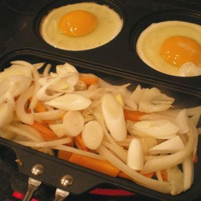 トリプルパンで2人分おばけ目玉焼き＆野菜炒め☆