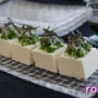 ワサビ風味のソースで、豆腐を食べる