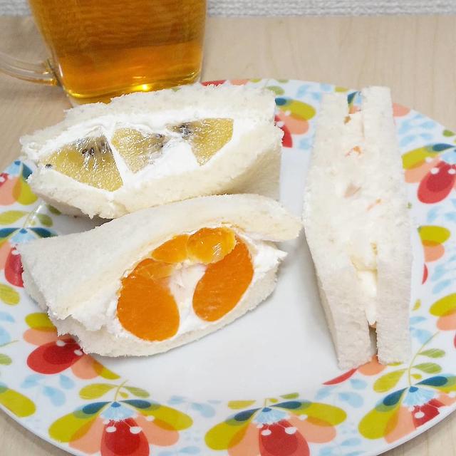 朝ごはん☆フルーツサンドとお弁当の残り