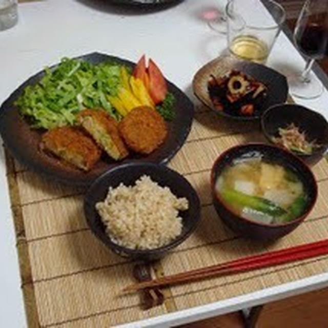 コロッケ、ひじきの煮物、きゅうりの梅肉和えとお味噌汁（Croquettes, Boiled and Seasoned Hijiki Seaweed, Cucumber with Pickled Plums, and Miso Soup）