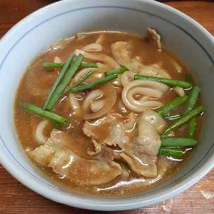 丼に盛られた豚バラカレーうどん