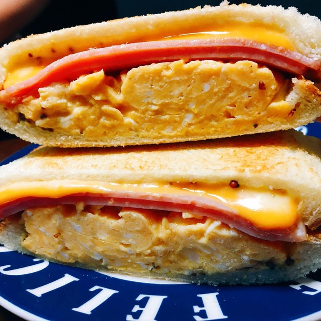 外で買うと高い！けど、お家で作ればこんなに安い♪ハム玉チーズのホットサンドでランチ