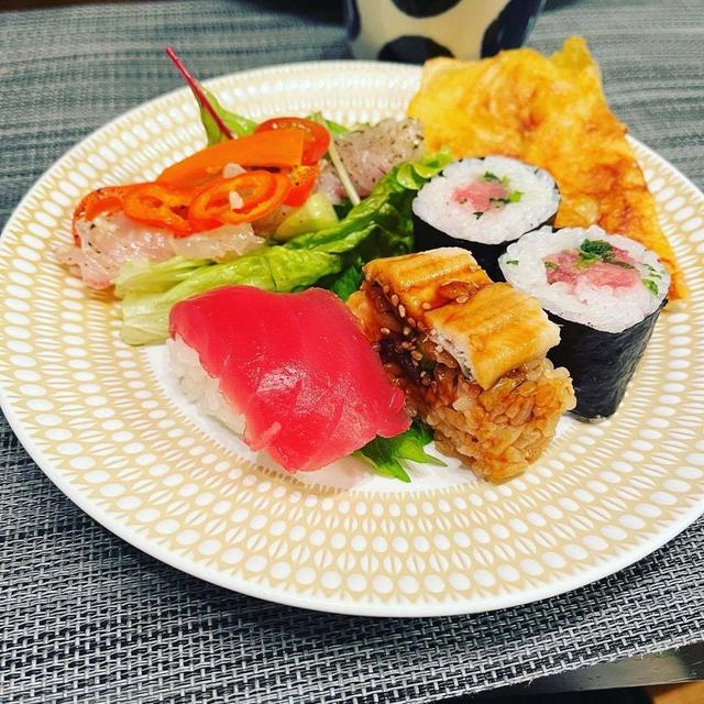 お寿司と白菜と豚バラの重ね煮。自分へのクリスマスプレゼント。