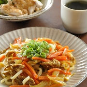 カレー焼きうどんと蒸し鶏サラダのラクチン献立【1週間2500円ごはん】