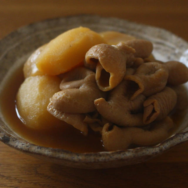 豚もつとじゃがいもの煮込み