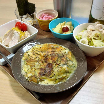 ズッキーニチーズ焼き　キャベツと鶏肉酒粕炒め　の献立。