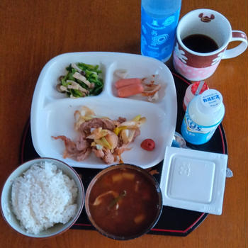 朝ご飯は7時40分　豚肉炒めとウインナー