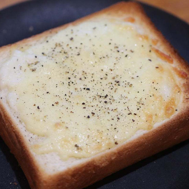 ホワイトソース缶で手軽にリッチ♪クリーミーチーズトーストがおいしい～(o^^o)