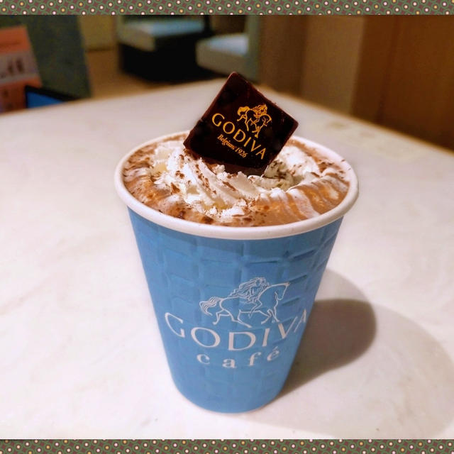 ゴディバカフェ新作「ホールフルーツチョコレートのショコラショー」エキュート大宮で先行販売中！
