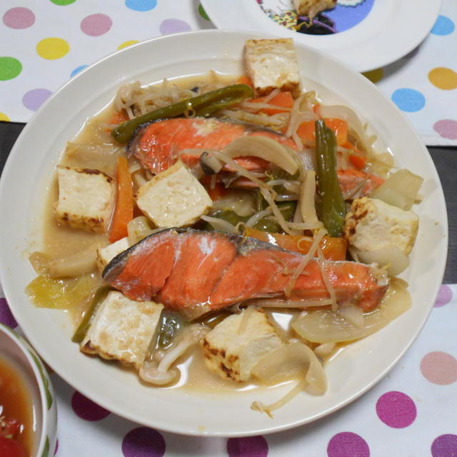 鮭のちゃんちゃん焼きとトマトのサラダ