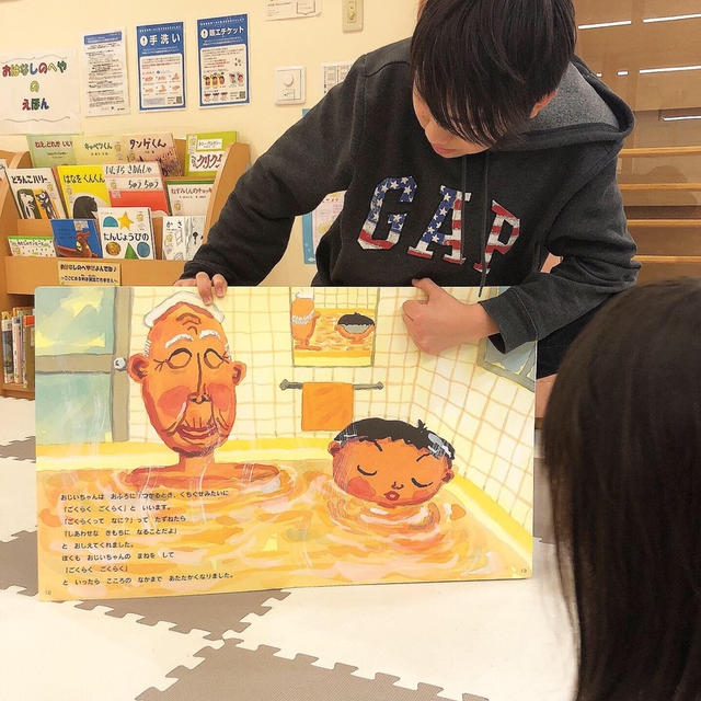 図書館で読書です！
