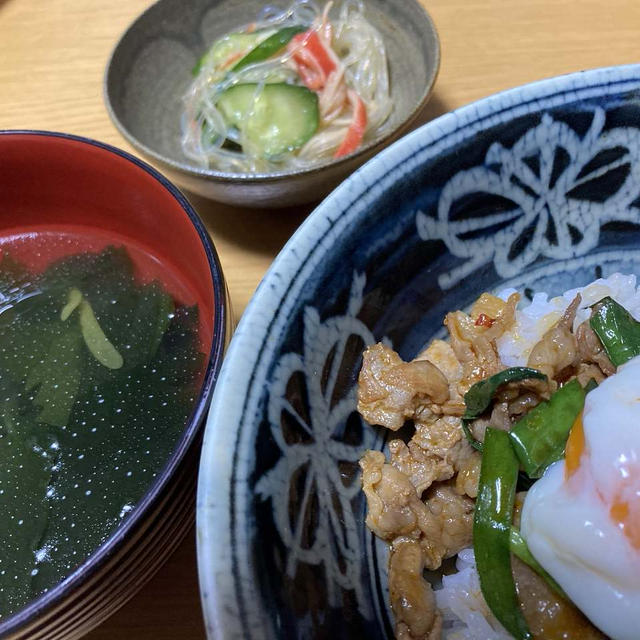 スタミナ丼・カニカマと春雨の酢の物・ちくわの磯辺焼