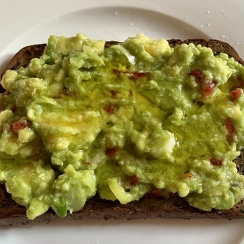野菜いっぱいの食卓とハーブたち。