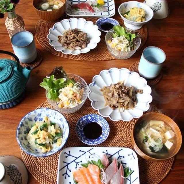 お刺身定食。副菜いろいろ。