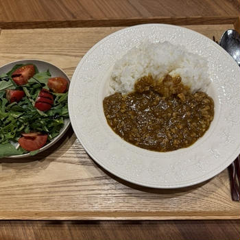 【献立】鶏ひき肉のキーマカレー、ルッコラとトマトのサラダ