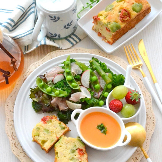 グルテンフリーのケークサレと春野菜サラダのワンプレート朝ごはん