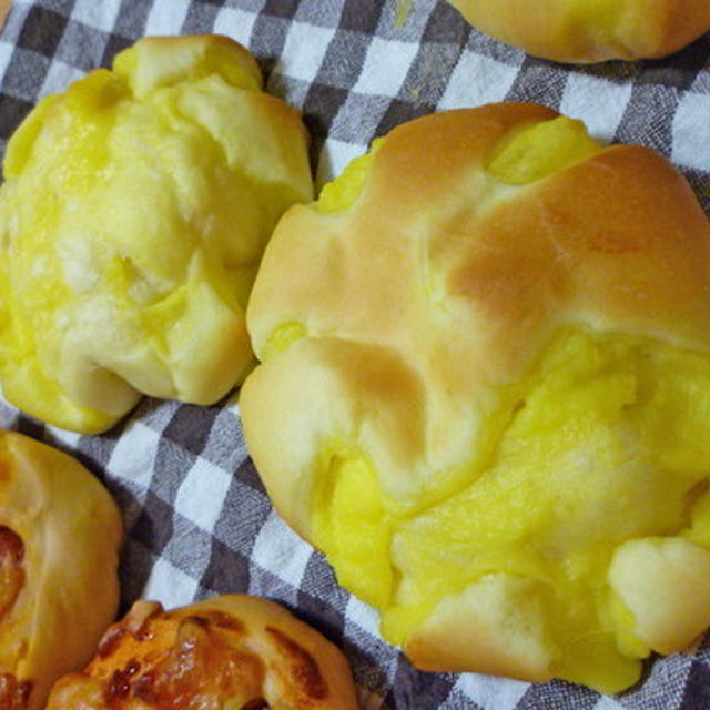お花？なクリームパンと、チーズドッグパン