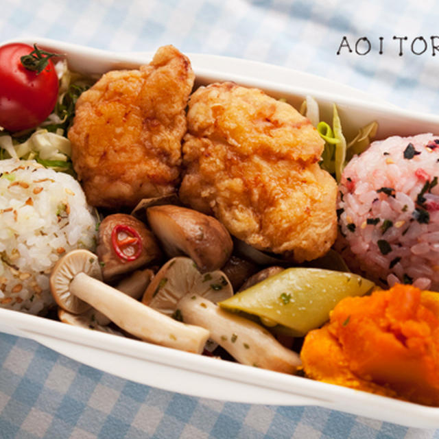 今日のお弁当（2色おにぎりと、ささ身の唐揚げ）