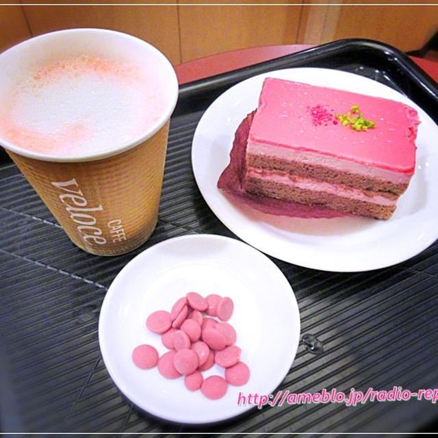 ルビーチョコレートラテ＆ケーキ☆カフェ・ベローチェのルビー色に染まる冬
