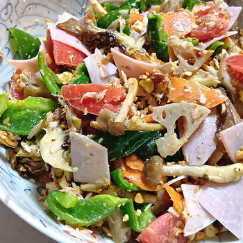 残り野菜とナッツで健康サラダ