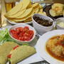 メキシカンタコス　と　キャベツと豚バラの重ねトマト煮　と　コーンミールブレッド