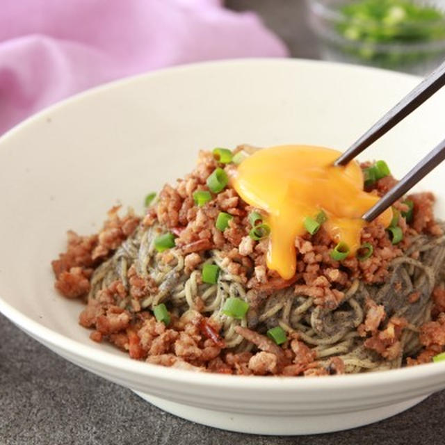 「こんにゃく麺で作る汁なし黒ゴマ坦々麺」の作り方【糖質オフレシピ】