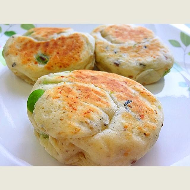 プチプチ食感がやみつきな枝豆と栄養満点！ひじきをあわせたフライパンDE「枝豆ひじきもちもちパン」