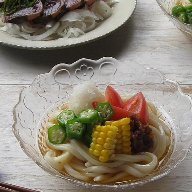 梅でさっぱり♪ 夏野菜の冷やしうどんと鰹のたたき