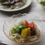 梅でさっぱり♪ 夏野菜の冷やしうどんと鰹のたたき