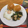 目玉焼きとほうれん草ウインナー炒め