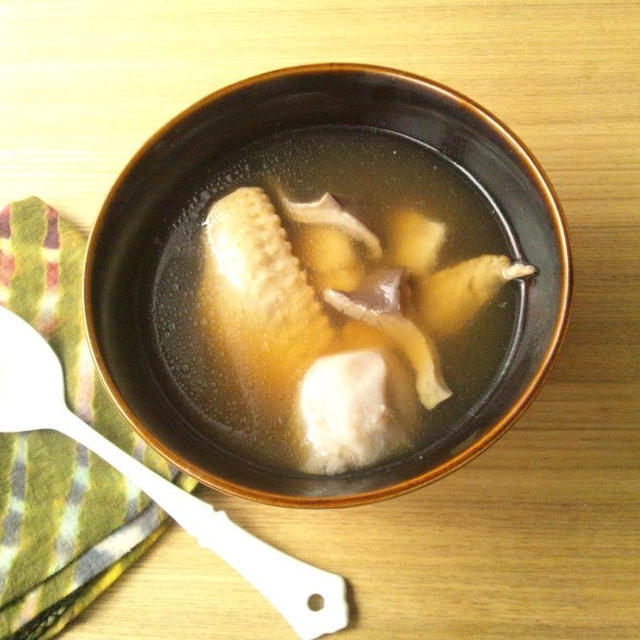 材料を煮るだけ、手羽先と里芋の和風スープ