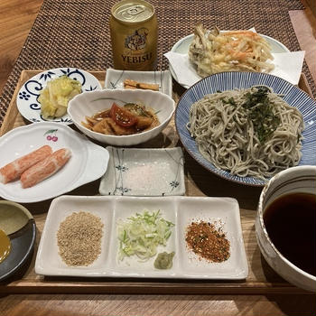 【献立】年越しそば、天ぷら、きゅうりと大根と玉ねぎとトマトのマリネ、長芋の醤油漬け、白菜のお漬物、ほぼ毛ガニ、ビール
