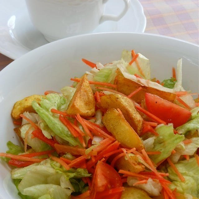 野菜も食べよう〜！スパイシー揚げ焼きポテトのサラダとコーヒーのランチ。