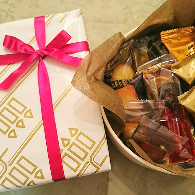 MORESCOの株主優待。アンリシャルパンティエの焼き菓子が美味しそう。