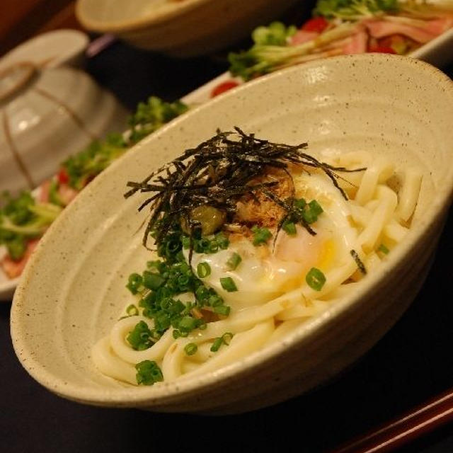 新鮮卵でぶっかけうどん＆ローストポークサラダ