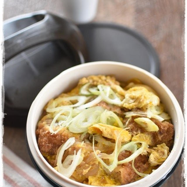 中学生のお弁当｜ヒレカツ丼（卵とじ）｜デリカタスキャリーランチボウル｜学校のカフェテリア