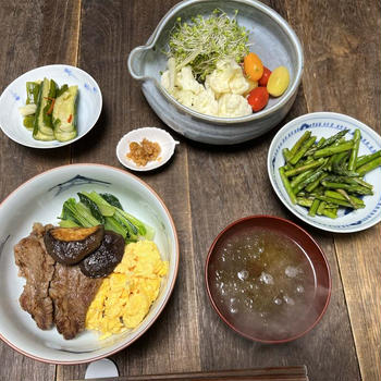 A5和牛ヒレ肉丼小松菜椎茸そぼろ卵焼き