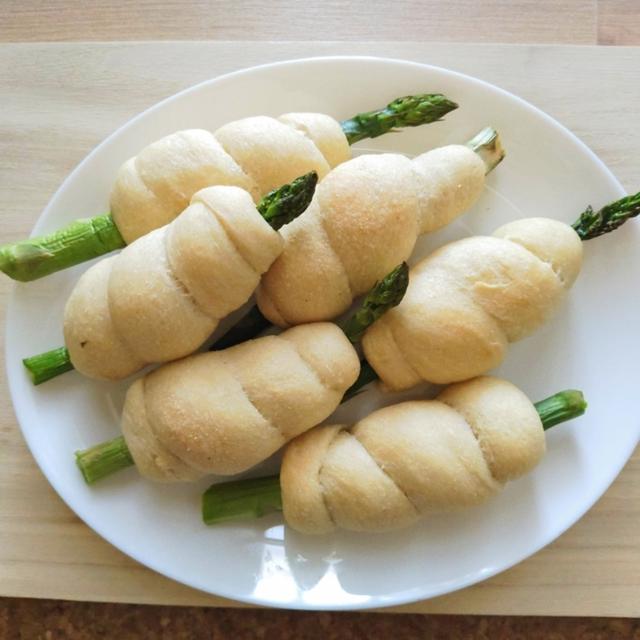 アスパラで⁉　骨付き肉風パン　鶏塩だし味