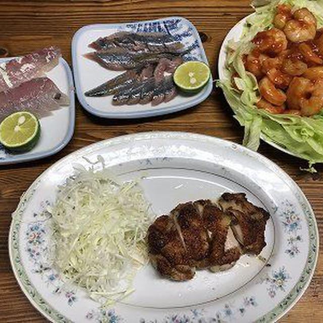 スパイシーチキンと秋刀魚とつばすの刺身